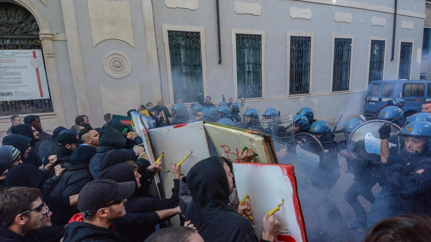 Momenti di tensione a Padova tra polizia e manifestanti al corteo dello 'sciopero sociale' (Ansa)
