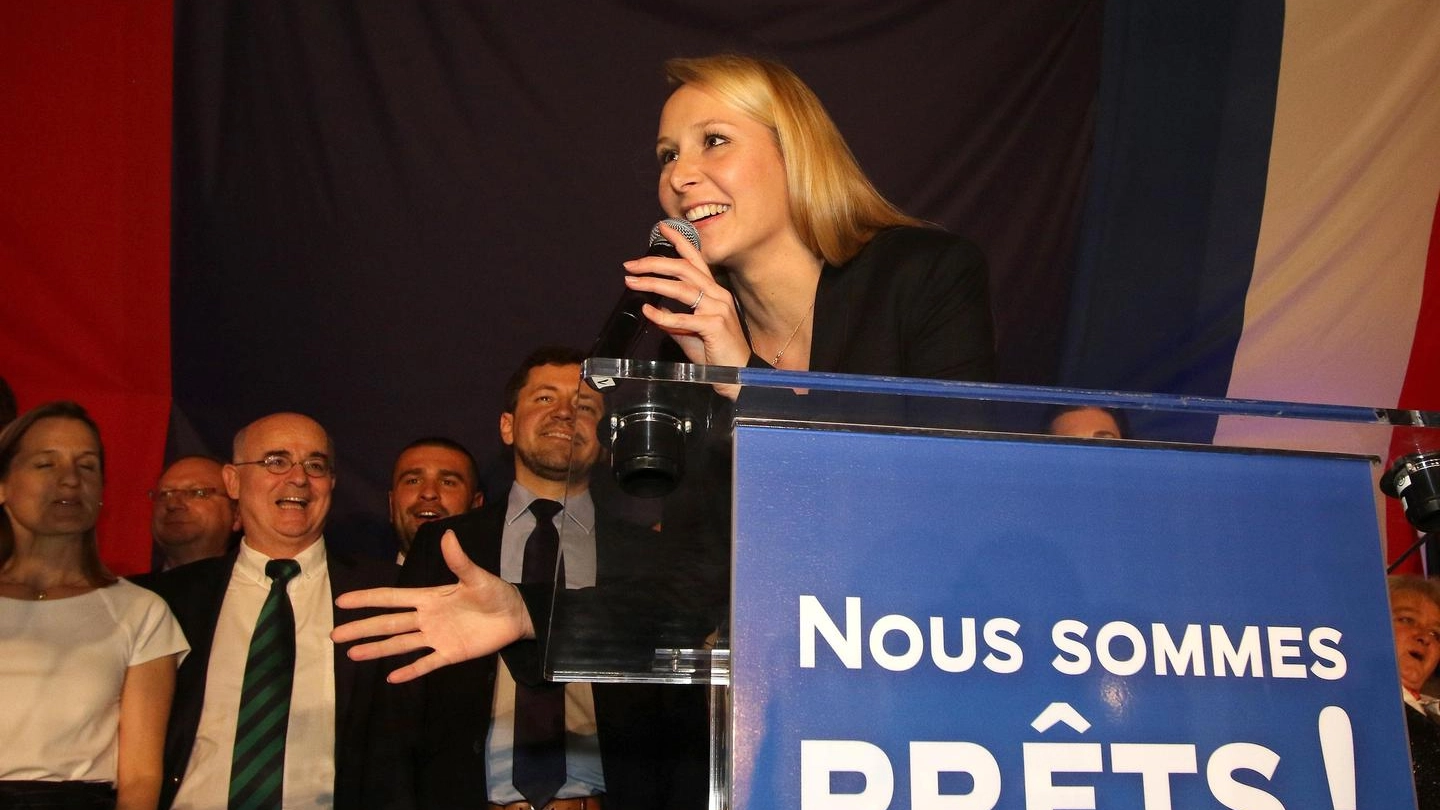 BIONDA Marion Marechal-Le Pen festeggia con i sostenitori il risultato del primo turno a Carpentras, nel suo collegio elettorale nel Sud della Francia ha polverizzato  gli avversari ottenendo nelle urne oltre il 40  per cento nella regione Alpi, Provenza e Costa Azzurra (Ansa)