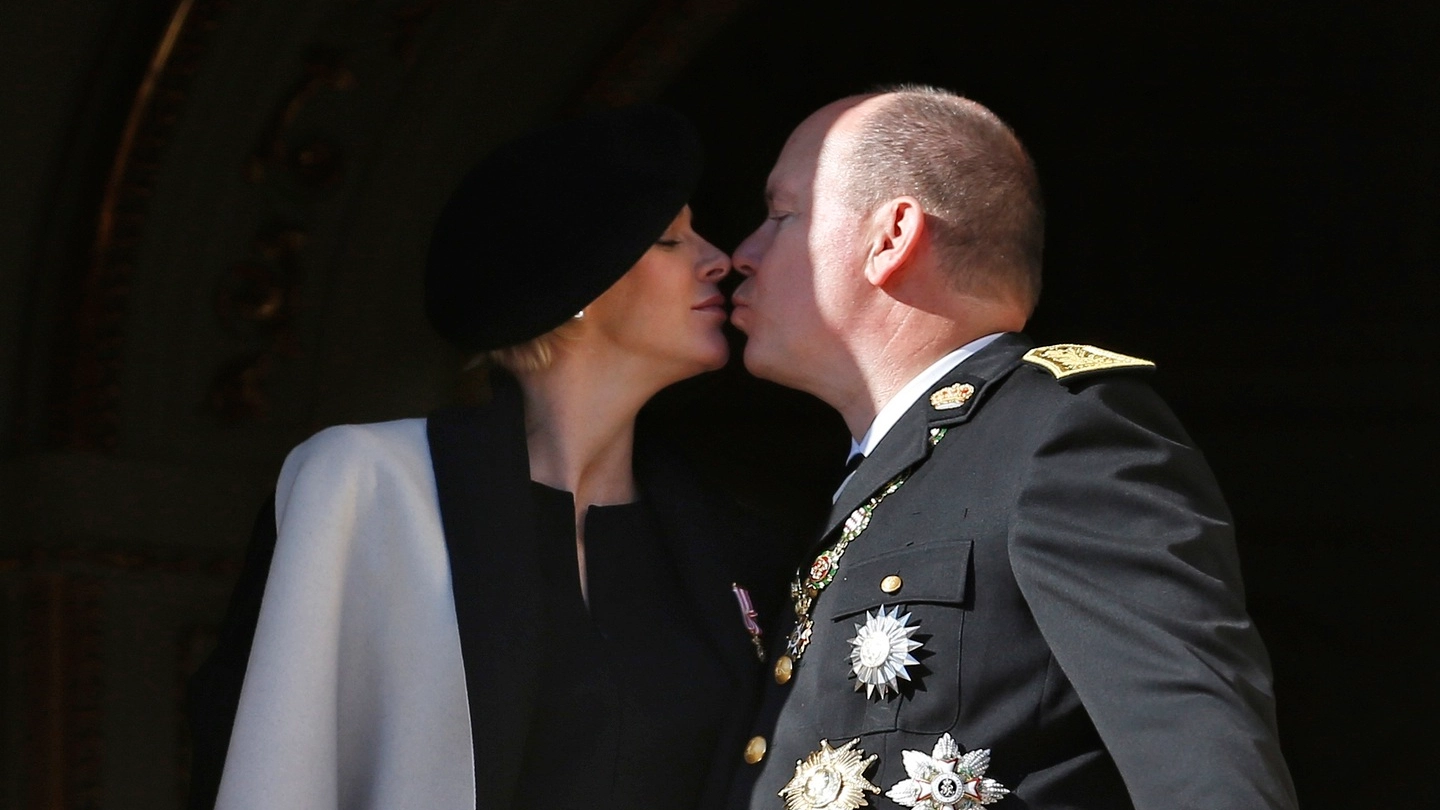 Il principe Alberto di Monaco con la moglie Charlene (Reuters)