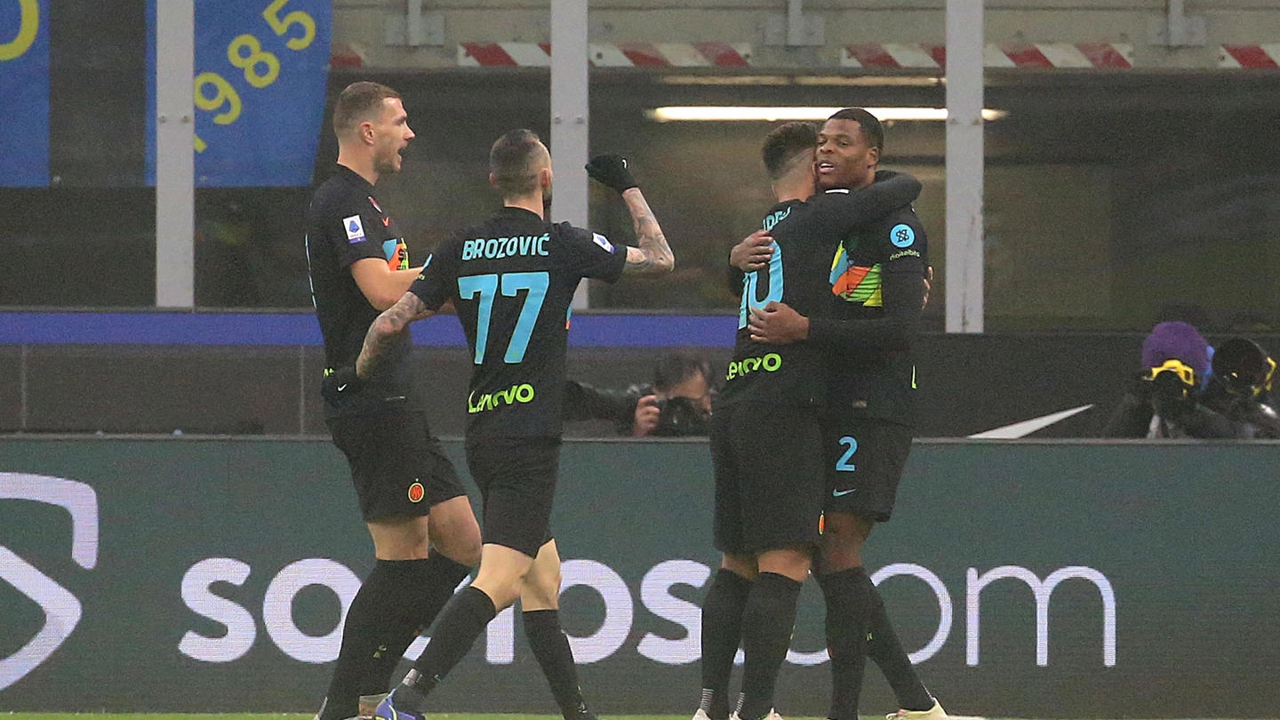 L'Inter festeggia il gol di Dumfries
