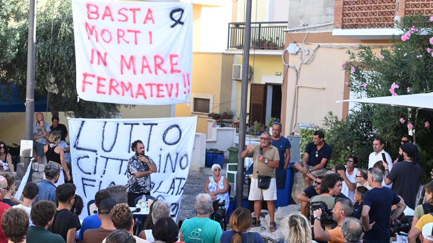 La protesta dei residenti di Lampedusa