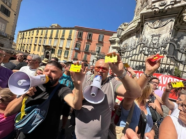 Reddito di cittadinanza, nuovo corteo di protesta a Napoli: “Roma stiamo arrivando”. Video