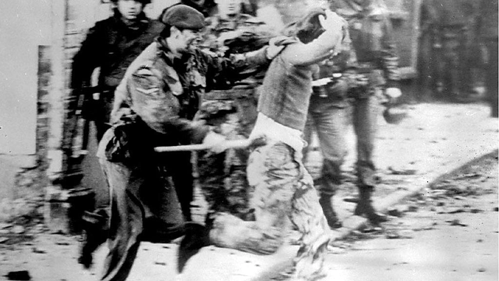 Una foto del Bloody Sunday a Derry nel 1972: un parà britannico contro manifestante (Ansa)