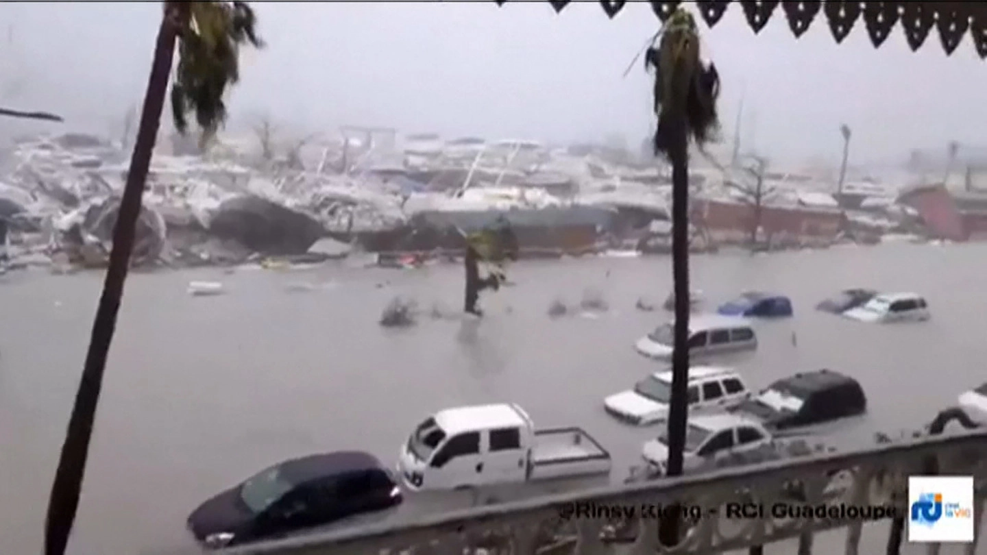 La furia di Irma nell'isola caraibica di Saint Martin (Afp)