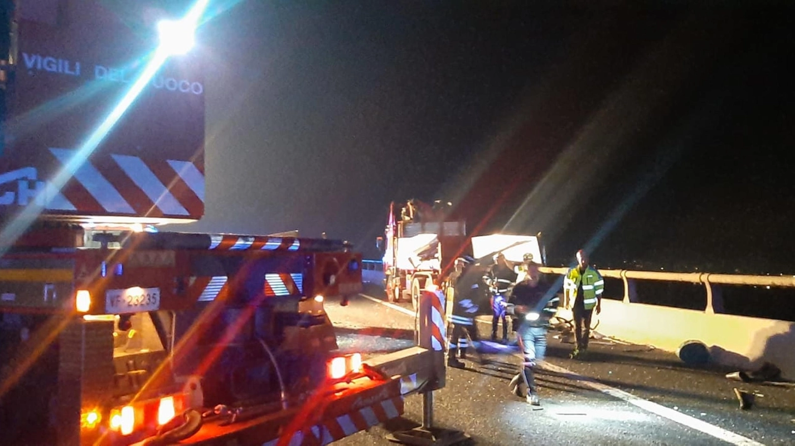 Bus migranti contro un Tir sull'A1, due morti (Ansa)
