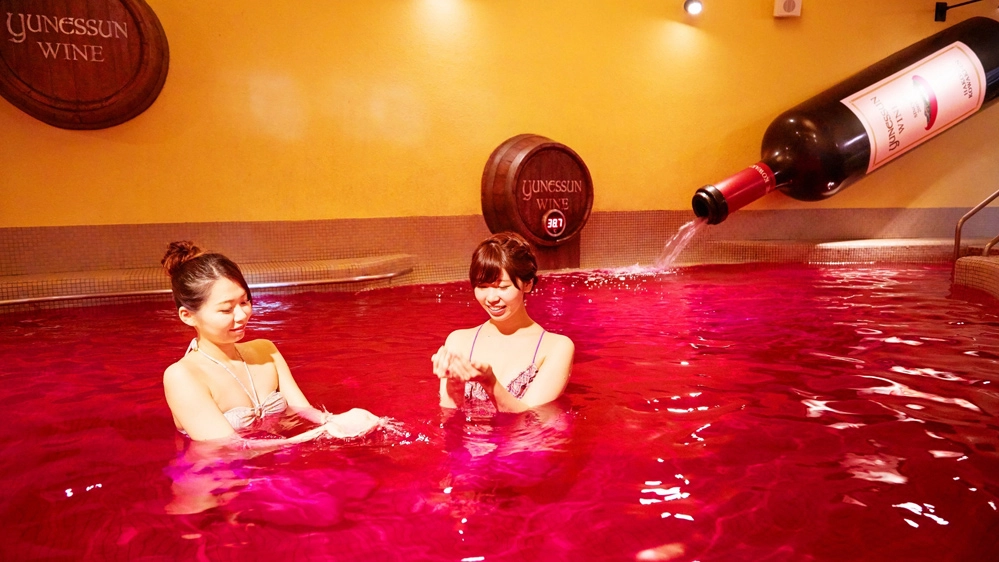 La vasca colma di vino dell'onsen Yunessun - Foto: instagram/yunessun_hakone