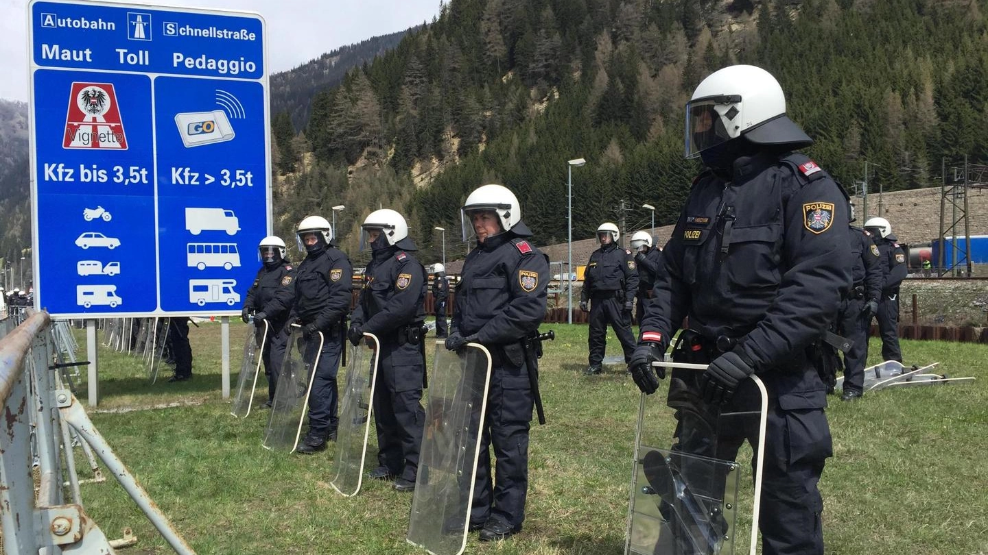 Poliziotti austriaci in assetto antisommossa sul confine del Brennero (Ansa)