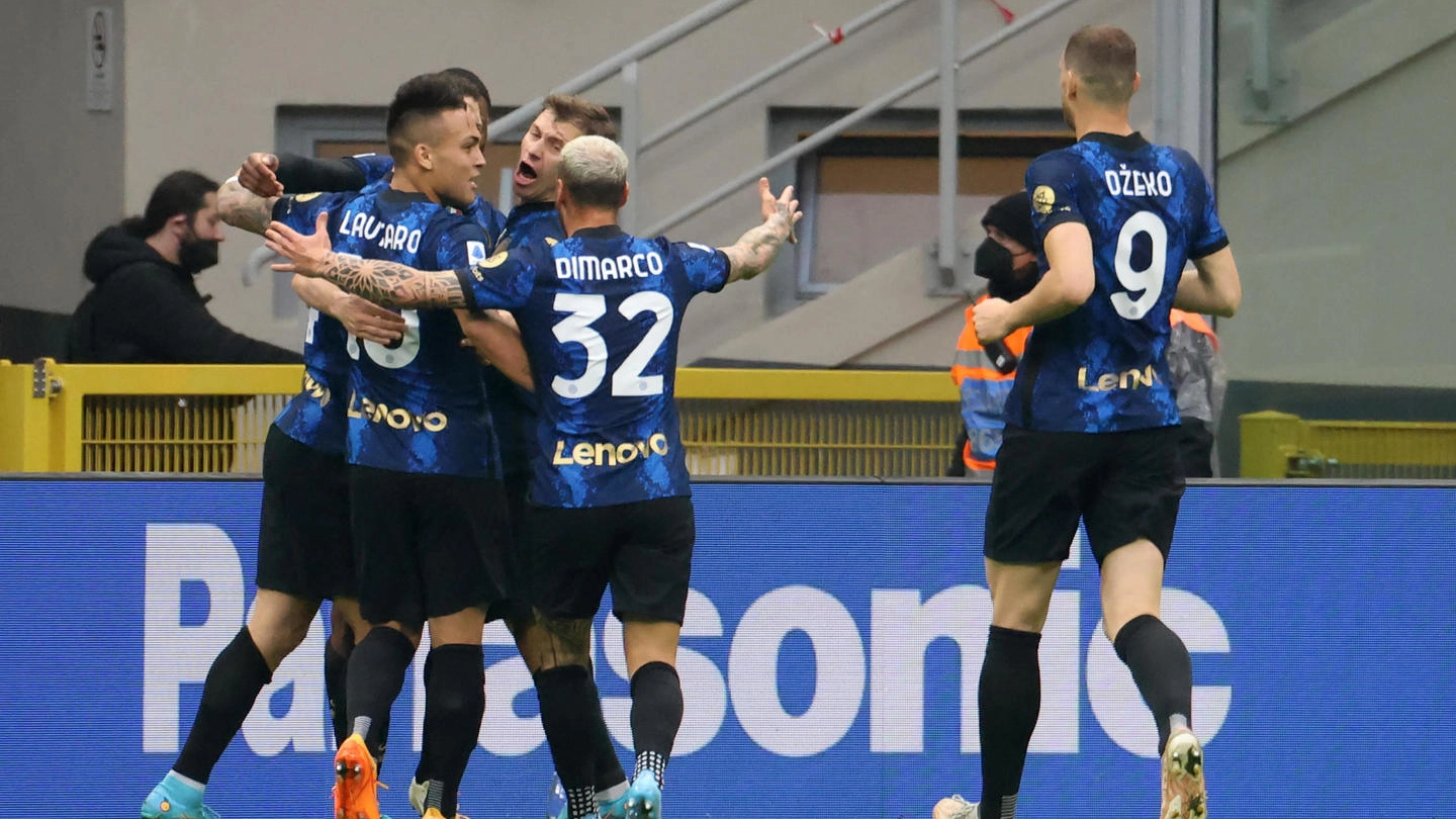 Inter-Roma, l'esultanza di Dumfries dopo l'1-0 
