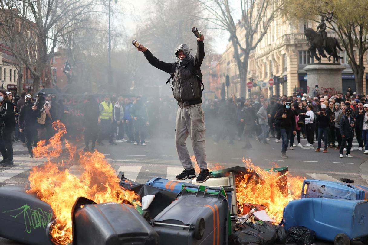 Le proteste contro la riforma delle pensioni hanno infiammato la Francia