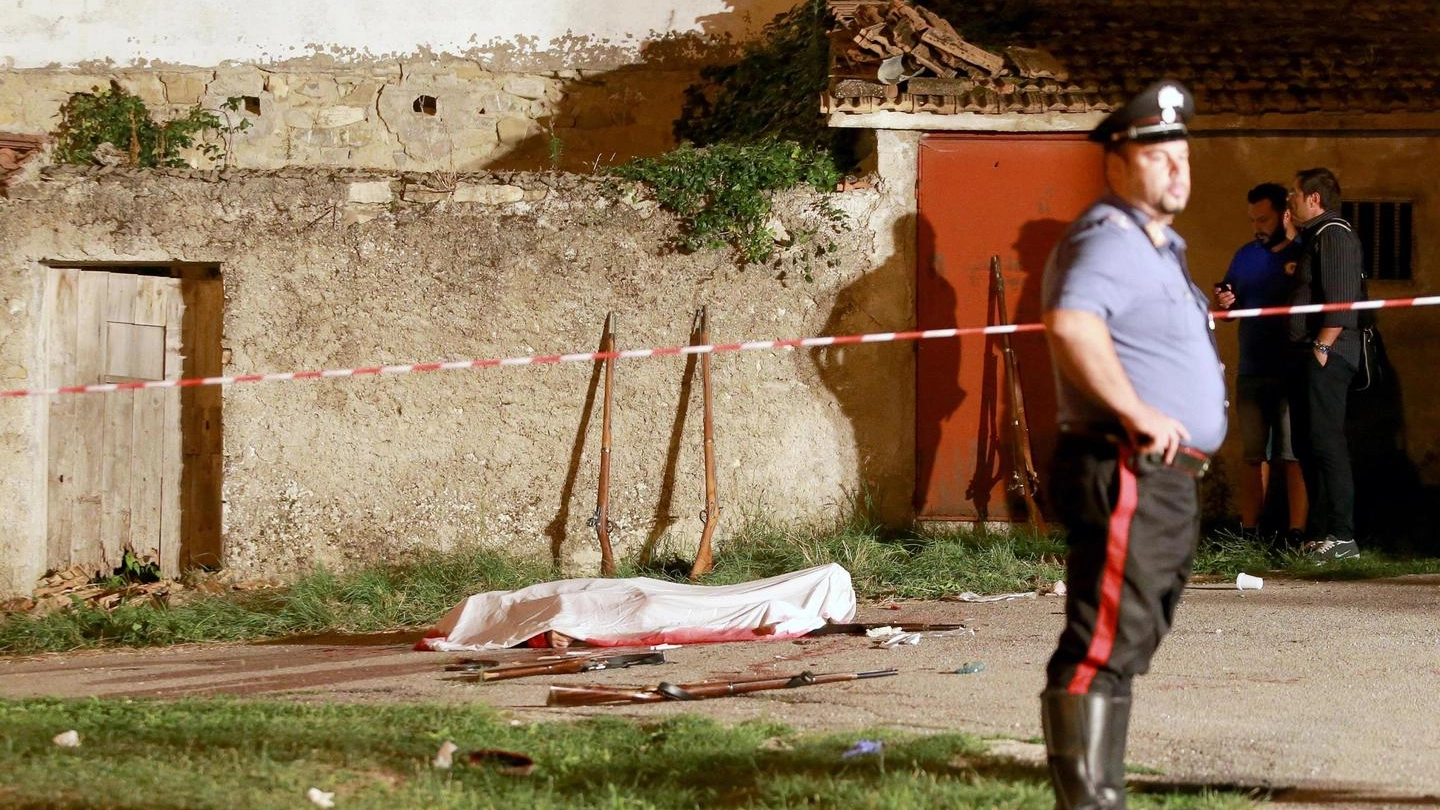 Il corpo senza vita di Agostino Carullo, morto a causa dell'esplosione di un fucile di scena (Ansa)