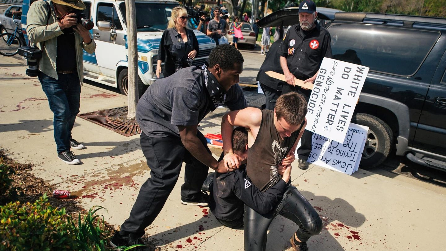 Scontri tra KKK e contro manifestanti ad Anaheim (Ansa)