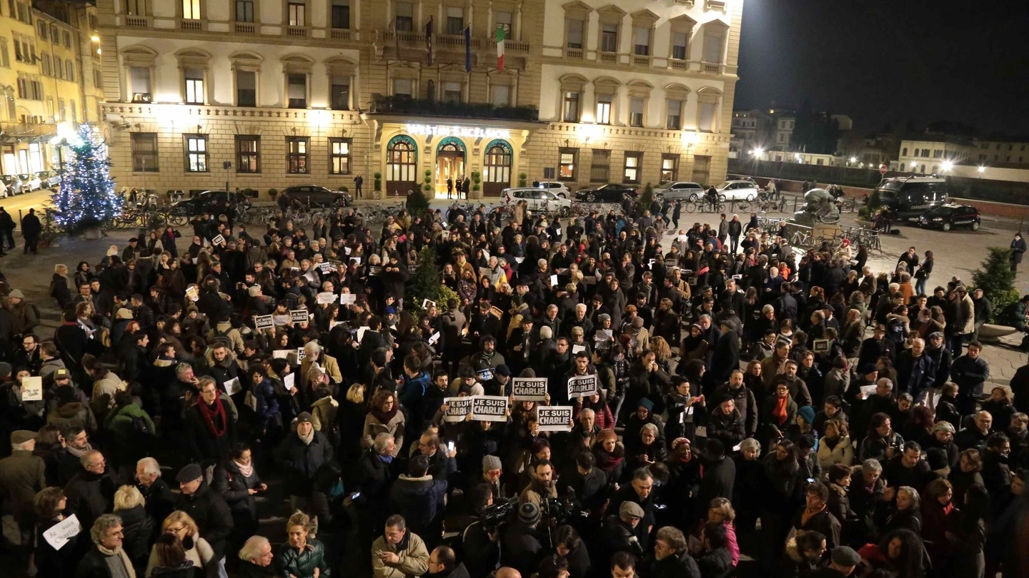 Il presidio di solidarietà davanti al consolato francese (New Press Photo)