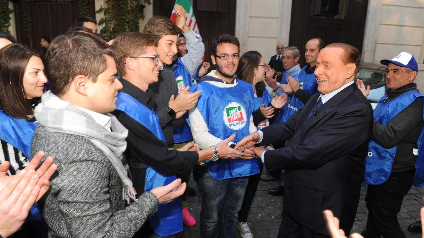 Berlusconi con i giovani di Forza Italia (Ansa)