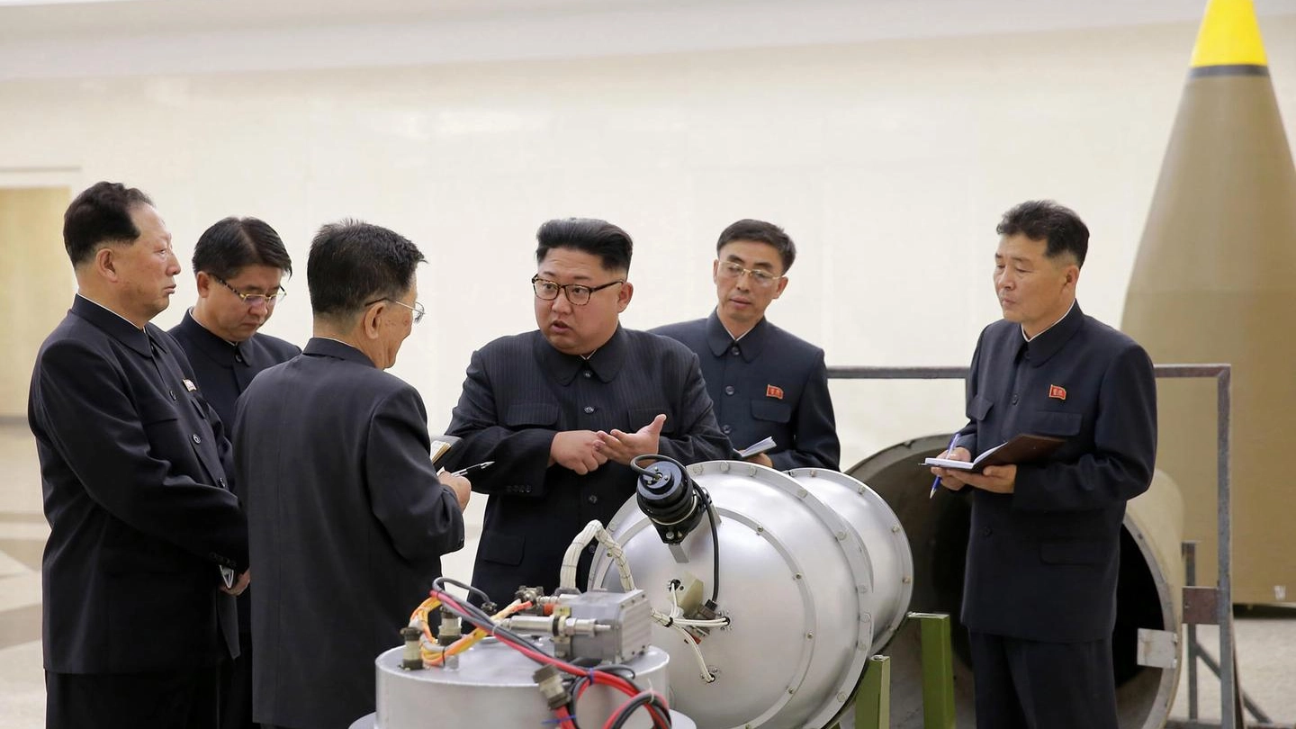 Kim Jong-un ispeziona quella che sembra una bomba H (Ansa)