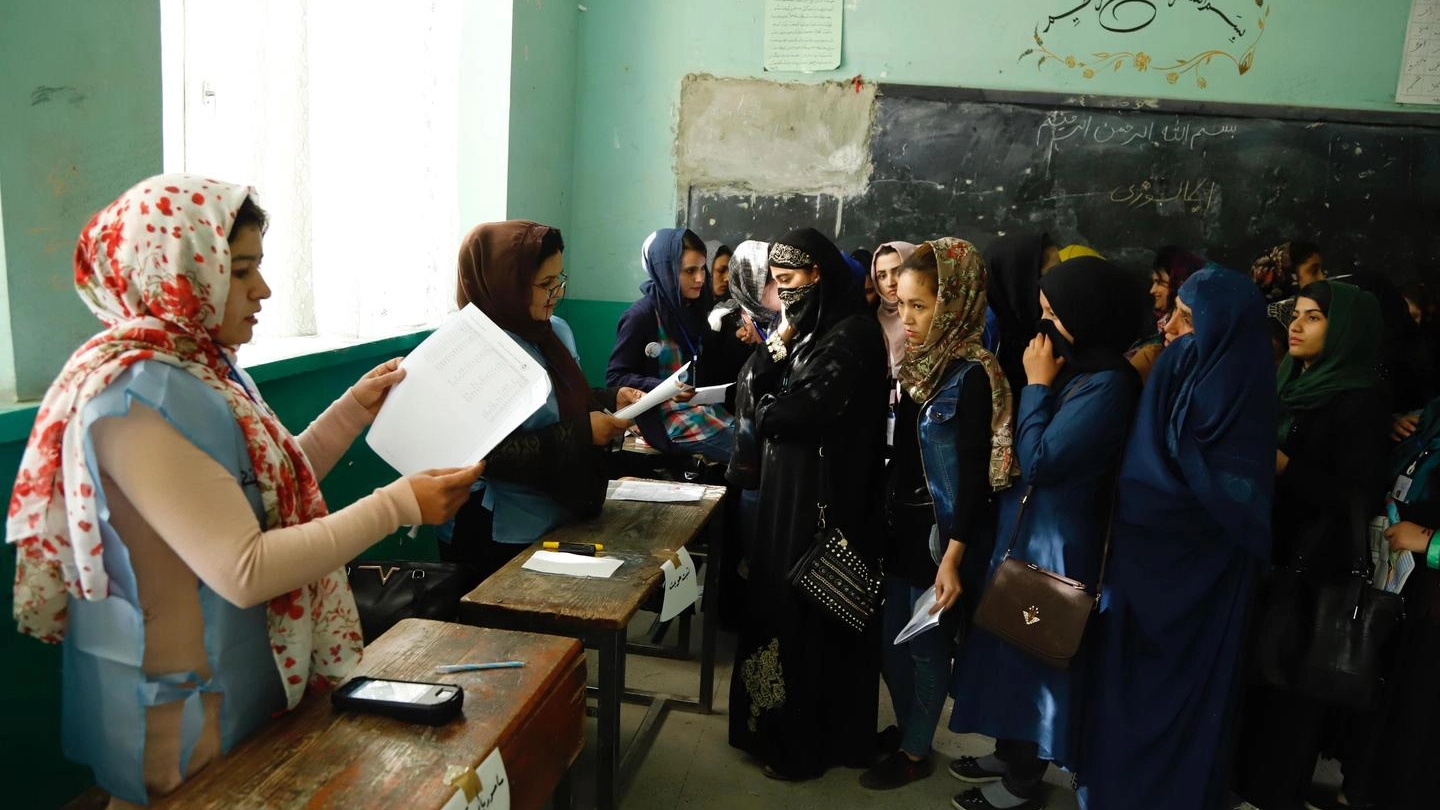 Donne al voto in Afghanistan (Ansa)