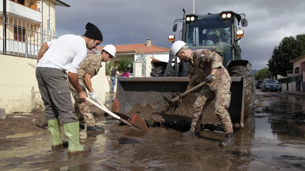 Maltempo, l'esercito spala il fango in Sardegna (Ansa)