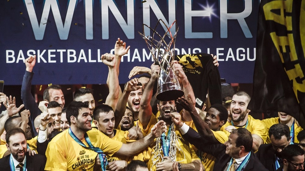 L?AEK alza la coppa (foto basketballcl.com)