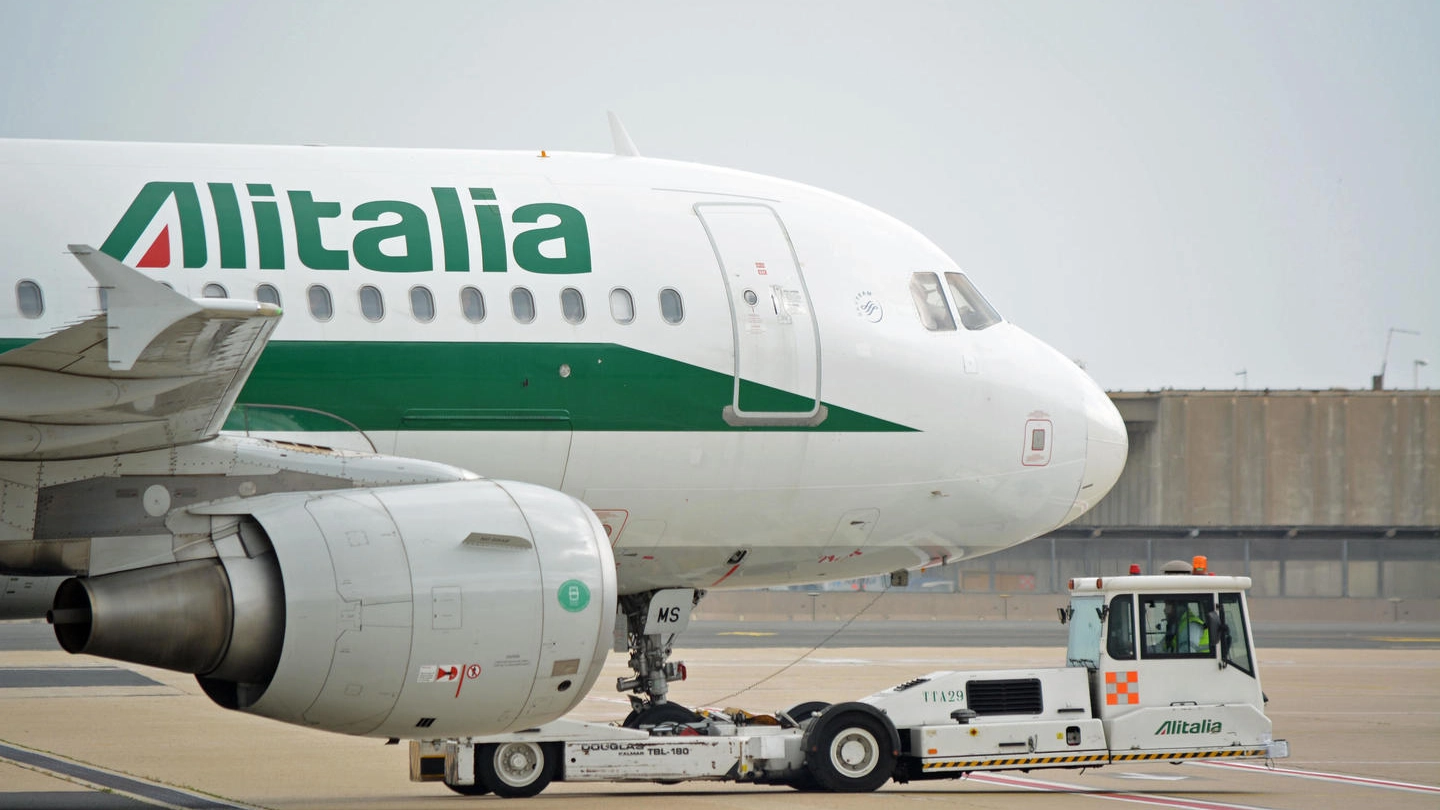 Un aereo di Alitalia nel 2021 (Ansa)