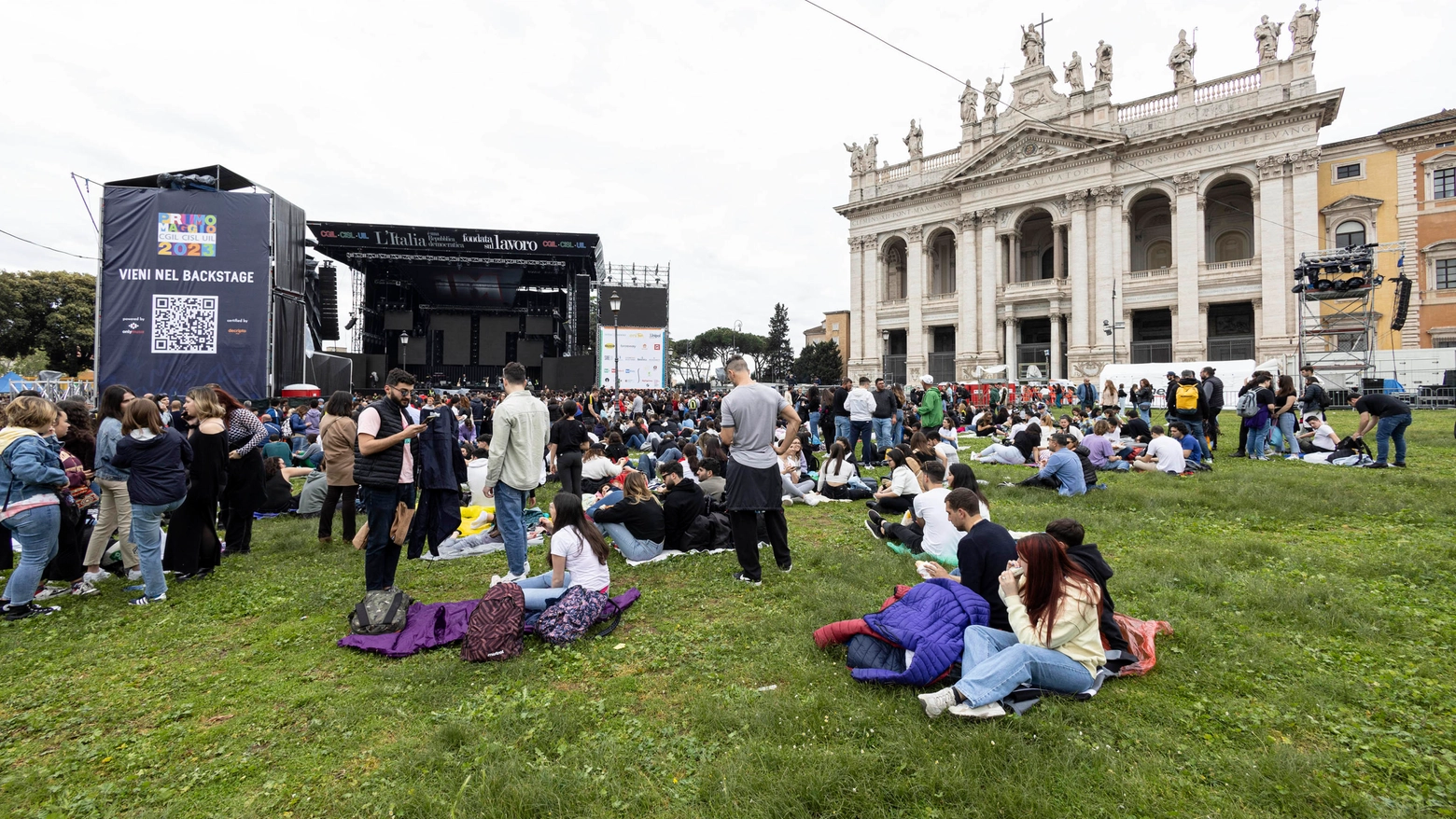 Primo maggio: giovani in attesa dell'inizio del concertone a Roma