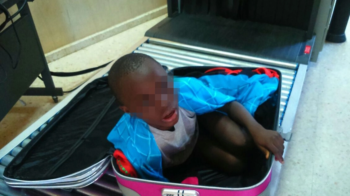 Il bimbo ivoriano scoperto alla frontiera di Ceuta dentro la valigia 
