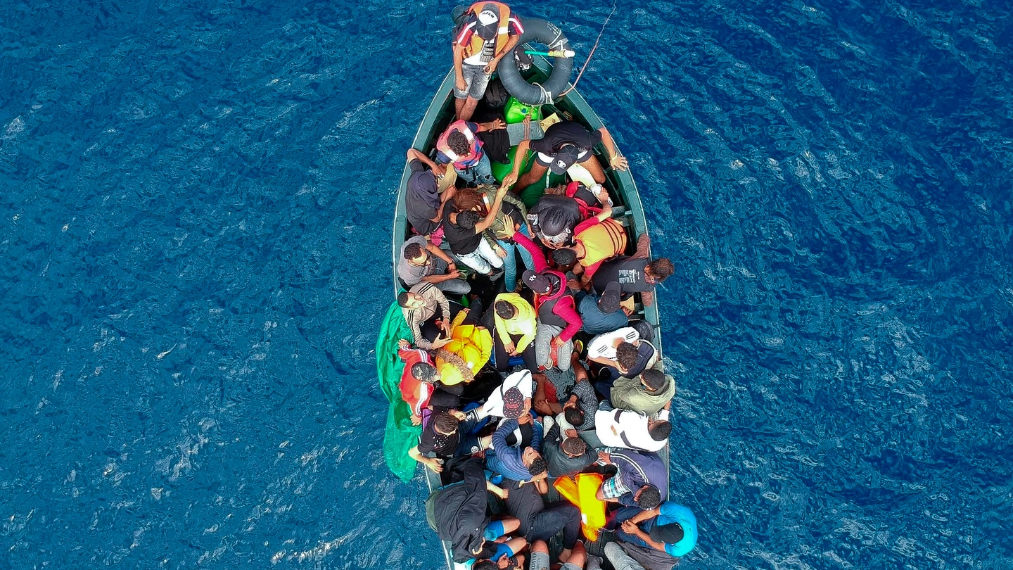 Migranti, un barcone in mare in una foto d'archivio (Lapresse)