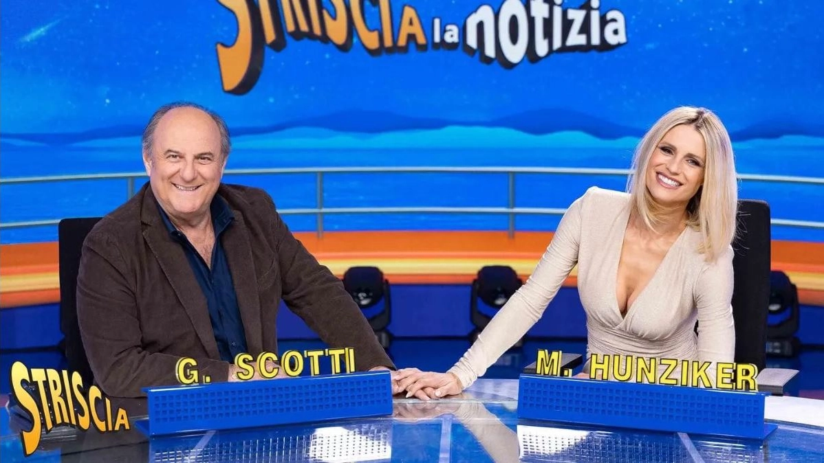 Gerry Scotti e Michelle Hunziker dietro al bancone di 'Striscia la Notizia'