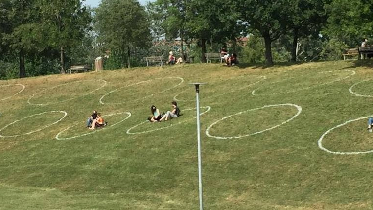 Distanziamento sociale, a Bologna spuntano i cerchi nei parchi