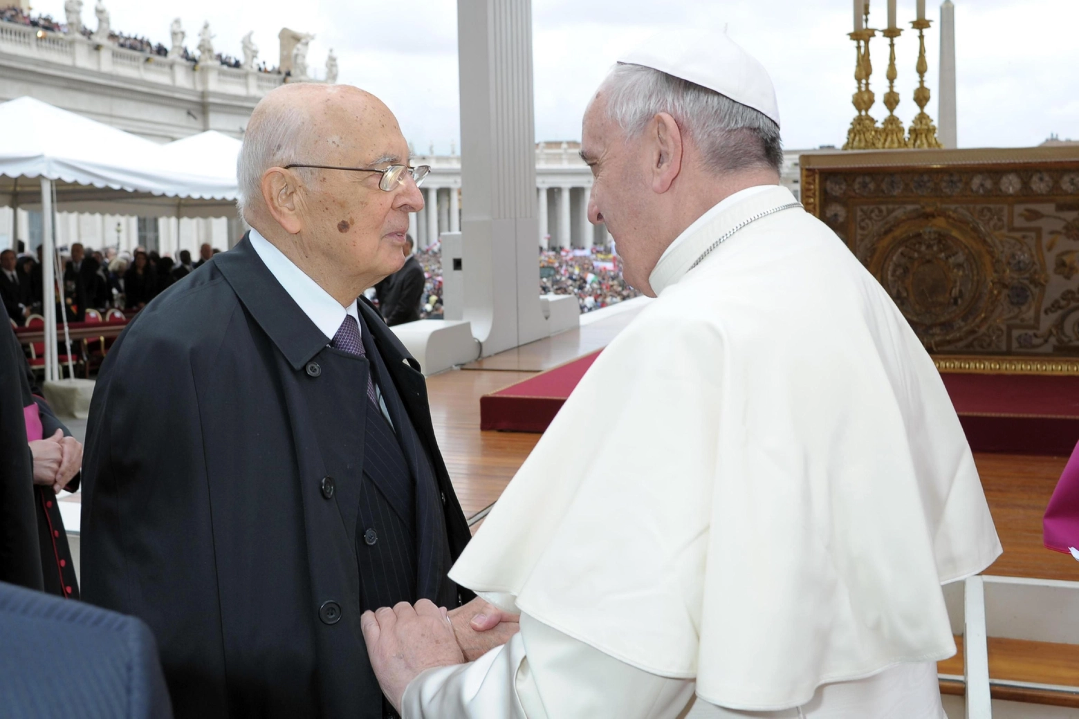 Giorgio Napolitano e Papa Francesco (Ansa)