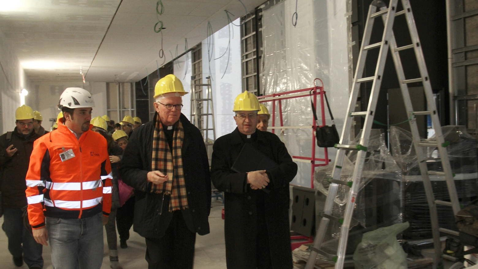 ll cardinal Betori con Timothy Verdon nei cantieri del Museo (Umberto Visintini/New Press Photo)