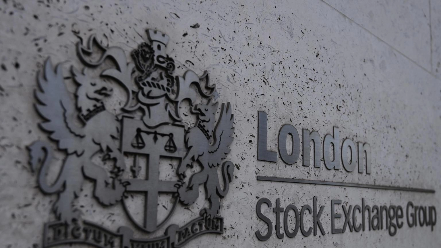 Borsa: l'Europa conclude incerta, Londra -0,05%