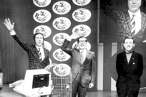 Da sinistra: Bongiorno con i concorrenti di Rischiatutto Andrea Fabbricatore e Roberto Bambagioni nel 1971; sullo sfondo, l'allora avveniristico tabellone elettronico del quiz (fonte Wikipedia)