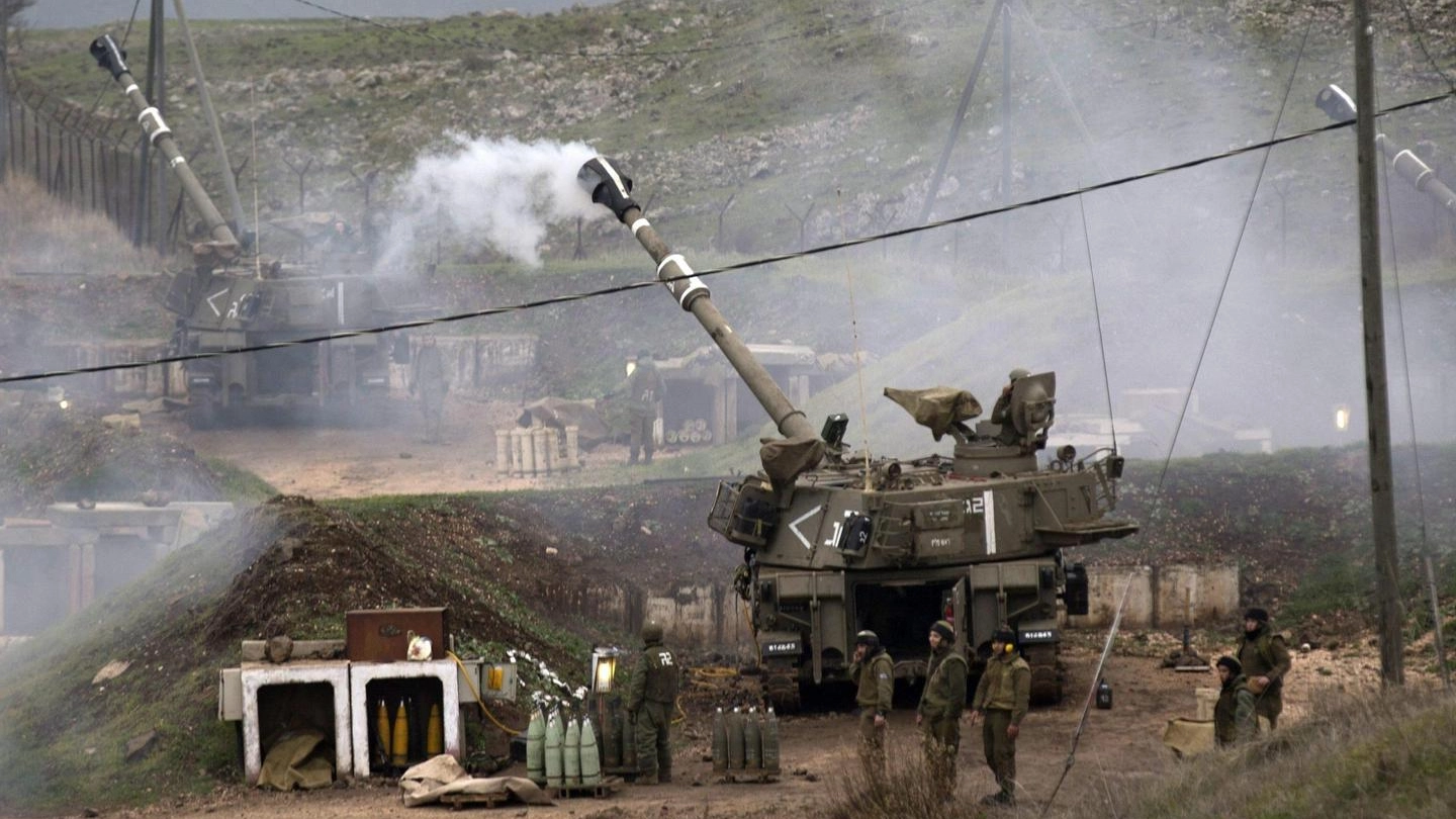 L'artiglieria israeliana spara verso le postazioni di Hezbollah in Libano (Ansa)