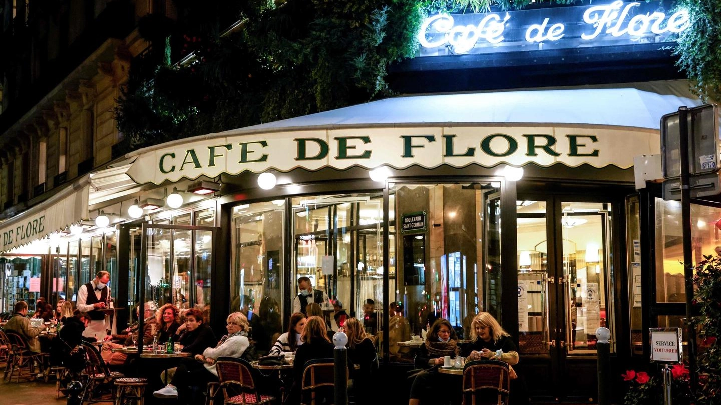 Parigi: aperitivo allo storico Cafè De Flore prima del coprifuoco (Ansa)
