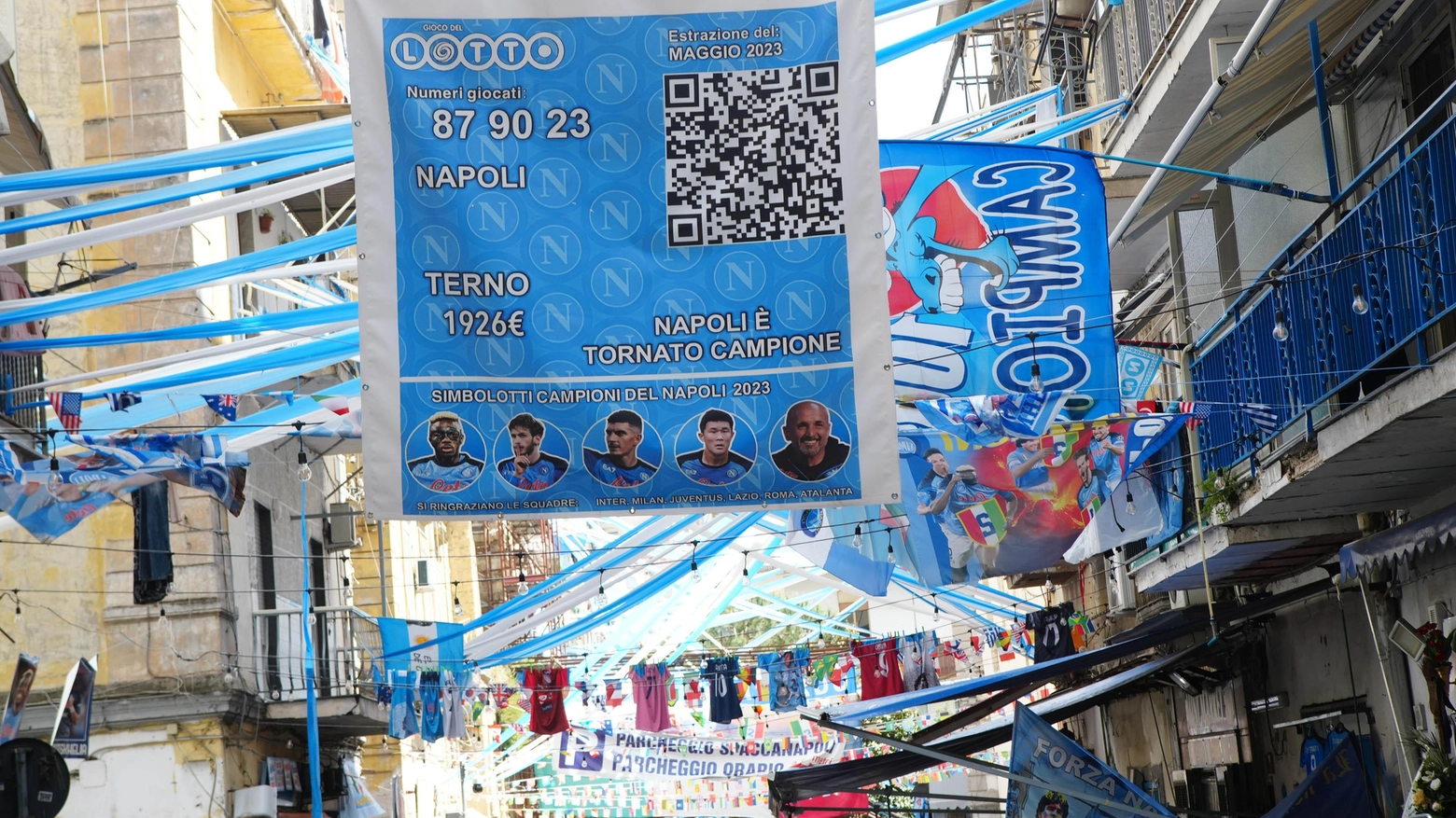 Napoli nel pallone  Corridoi per i soccorsi  e Vesuvio blindato  "È qui la festa scudetto"