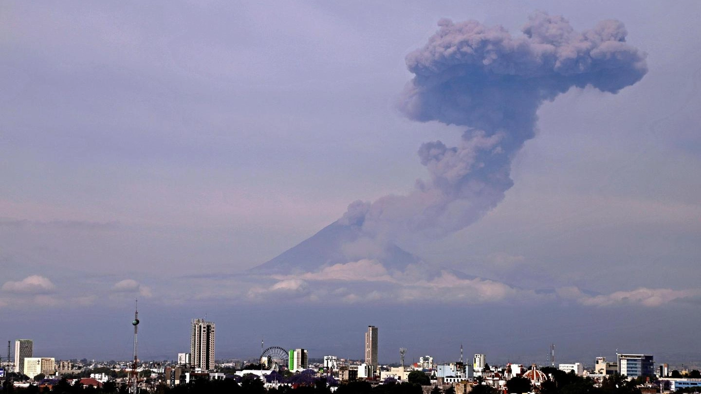 Messico, si risveglia il vulcano Popocatepetl (Ansa)