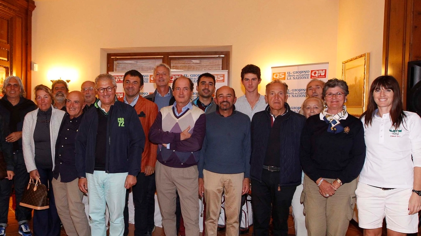 La premiazione del Qn Golf Challenge: il gruppo e, qui sotto, Emanuel Settesoldi con il direttore de La Nazione,  Francesco Carrassi