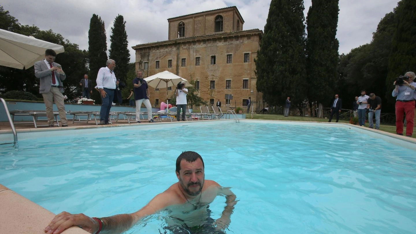 Salvini nella piscina di una villa confiscata a un boss (Ansa)