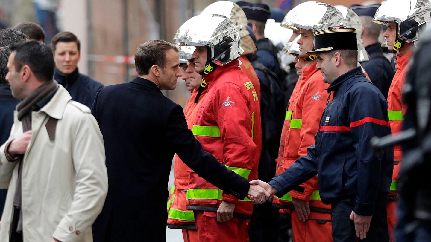 Macron saluta pompieri e polizia all'indomani della guerriglia a Parigi (Lapresse)
