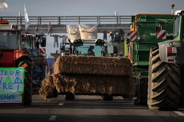 Francia, auto travolge agricoltori in protesta: una contadina resta uccisa