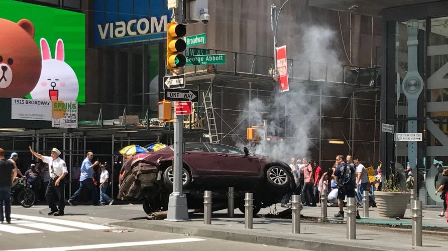 Auto contro la folla a Times Square (Twitter)