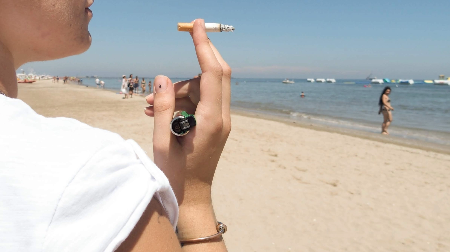 In Francia sarà vietato fumare in spiaggia