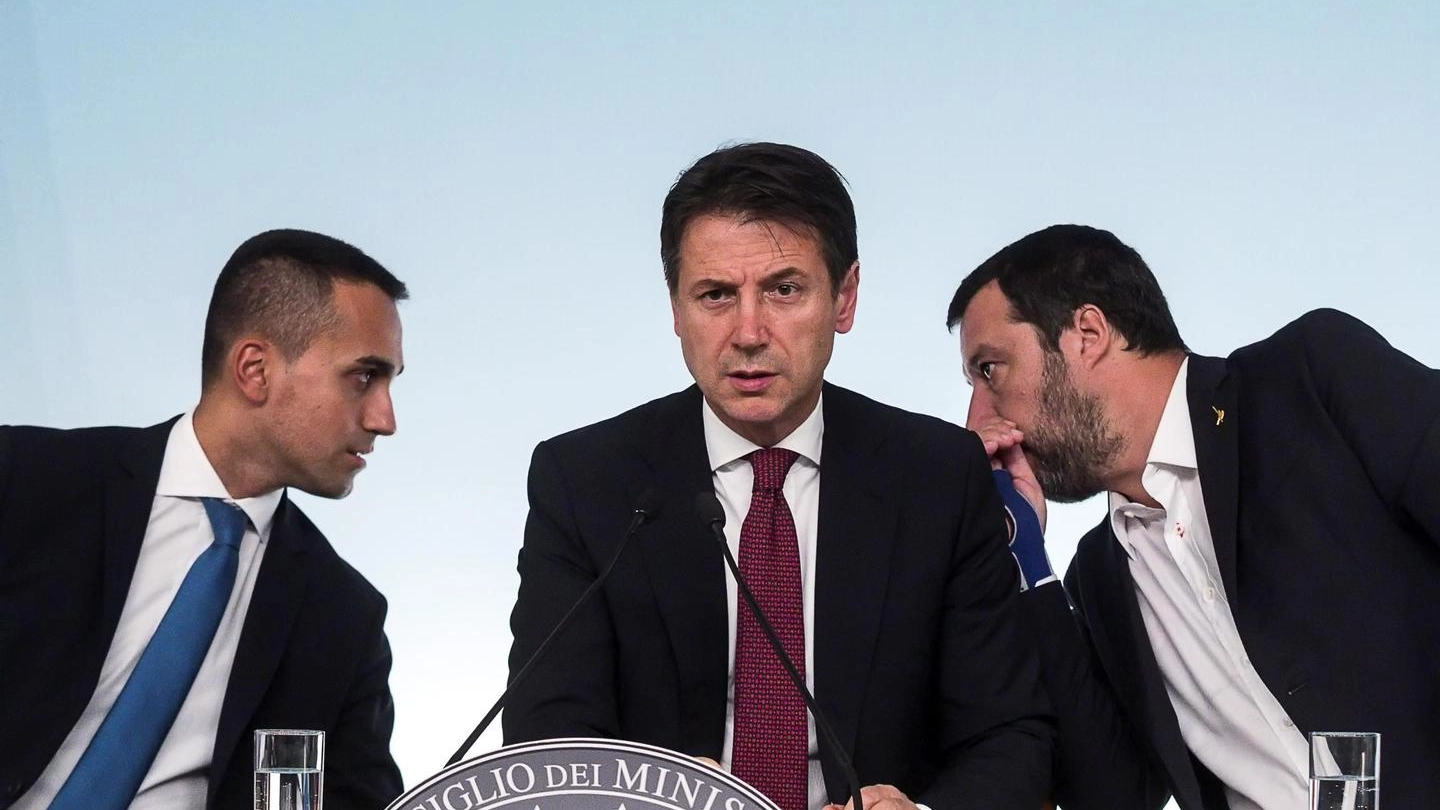 Di Maio, Conte e Salvini in conferenza stampa (Ansa)