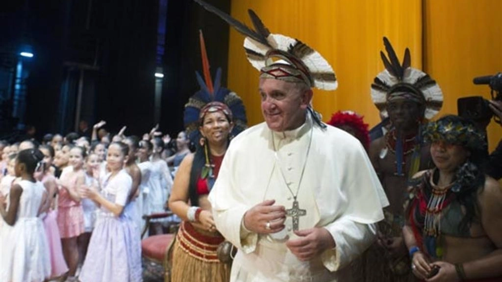 Papa Francesco in un incontro con gli indigeni dell'Amazzonia