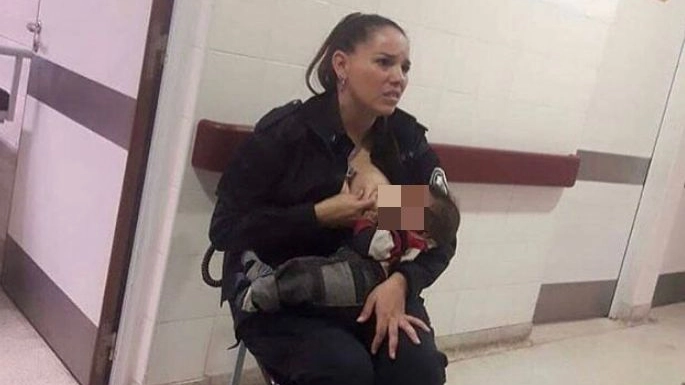 Celeste Ayala, poliziotta argentina, allatta neonato abbandonato (twitter)