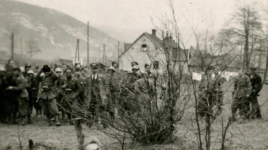 Un partigiano legato a un palo poco prima d'essere fucilato a Delnice, in Croazia