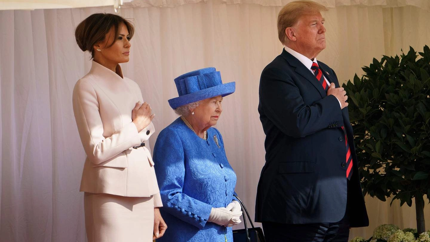 Melania Trump, la regina Elisabetta II e Donald Trump (LaPresse)