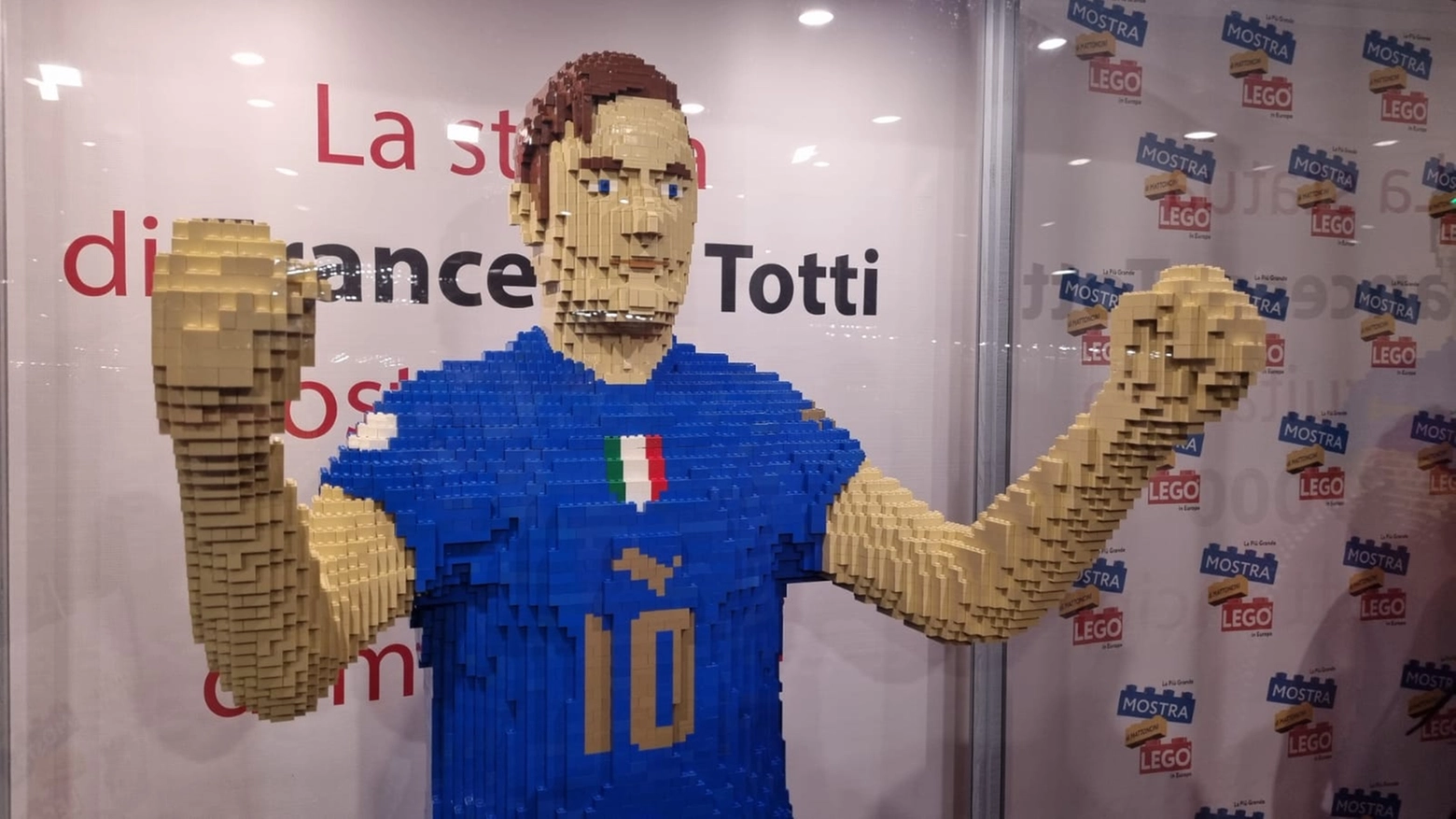 Un Totti costruito con 70mila mattoncini Lego