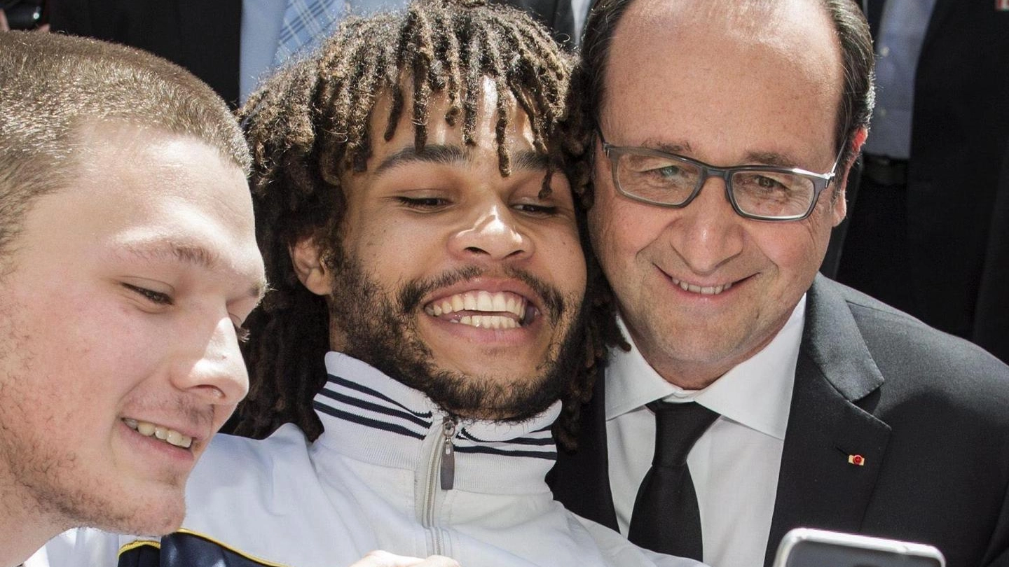 Hollande e il selfie con 'dito medio' (Ansa)