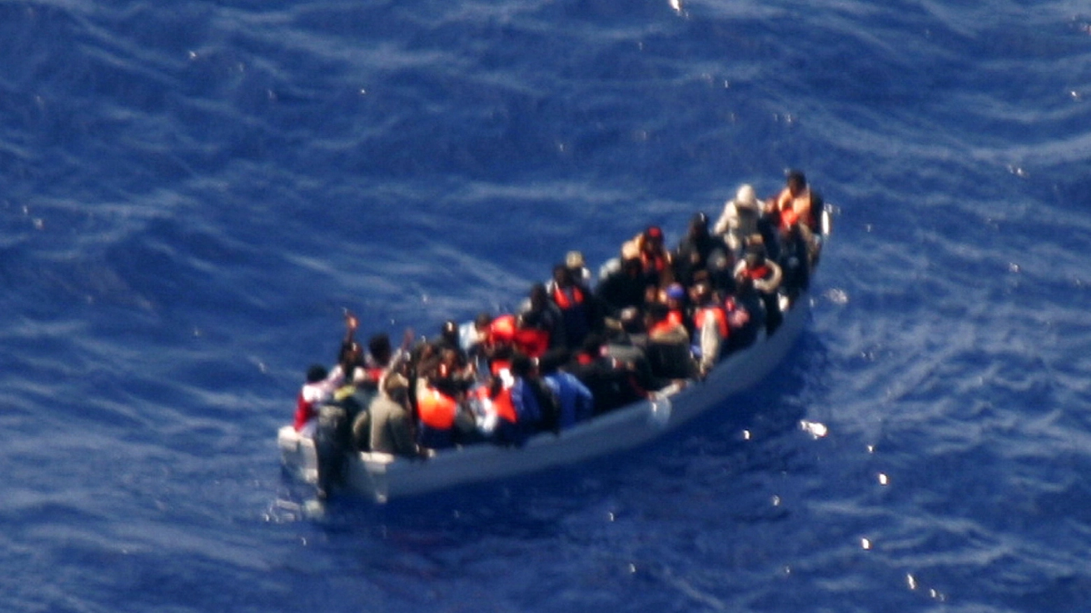 Un barcone con a bordo dei migranti (foto archivio Ansa)