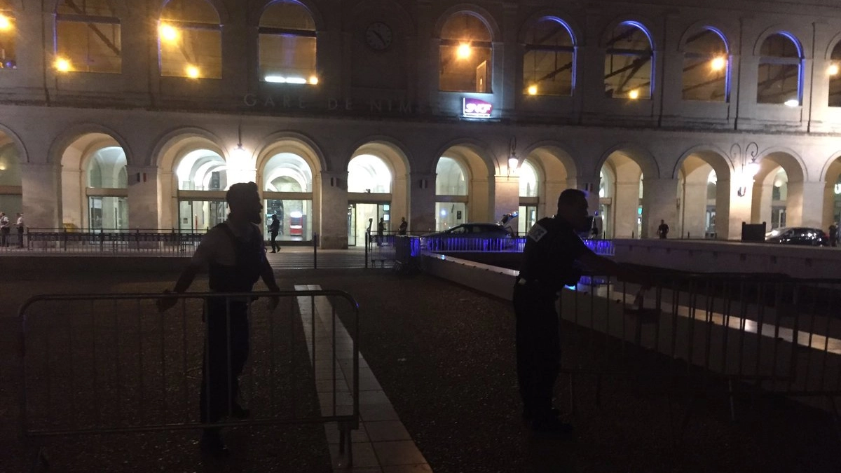 Polizia fuori dalla stazione di Nimes (Twitter @bleugardlozere)